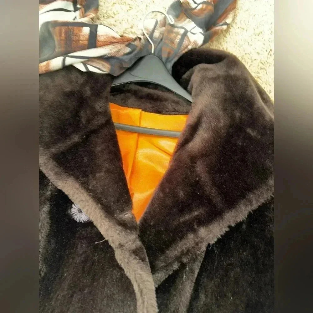 Gently used woman'ss fur coat size m - Picture 5 of 9